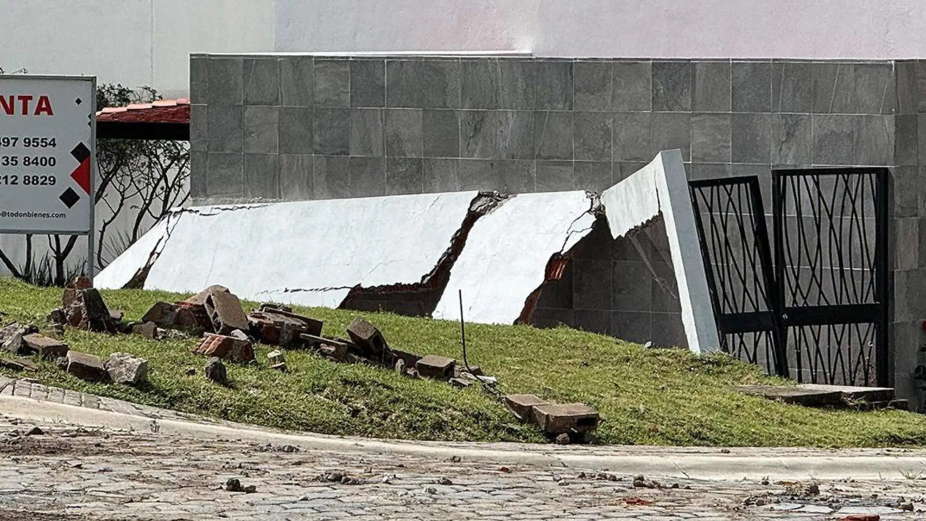 Diversos daños dejó la fuerte lluvia de ayer en el clúster Dublín, de la sección Zona Azul del exclusivo fraccionamiento Lomas de Angelópolis 2